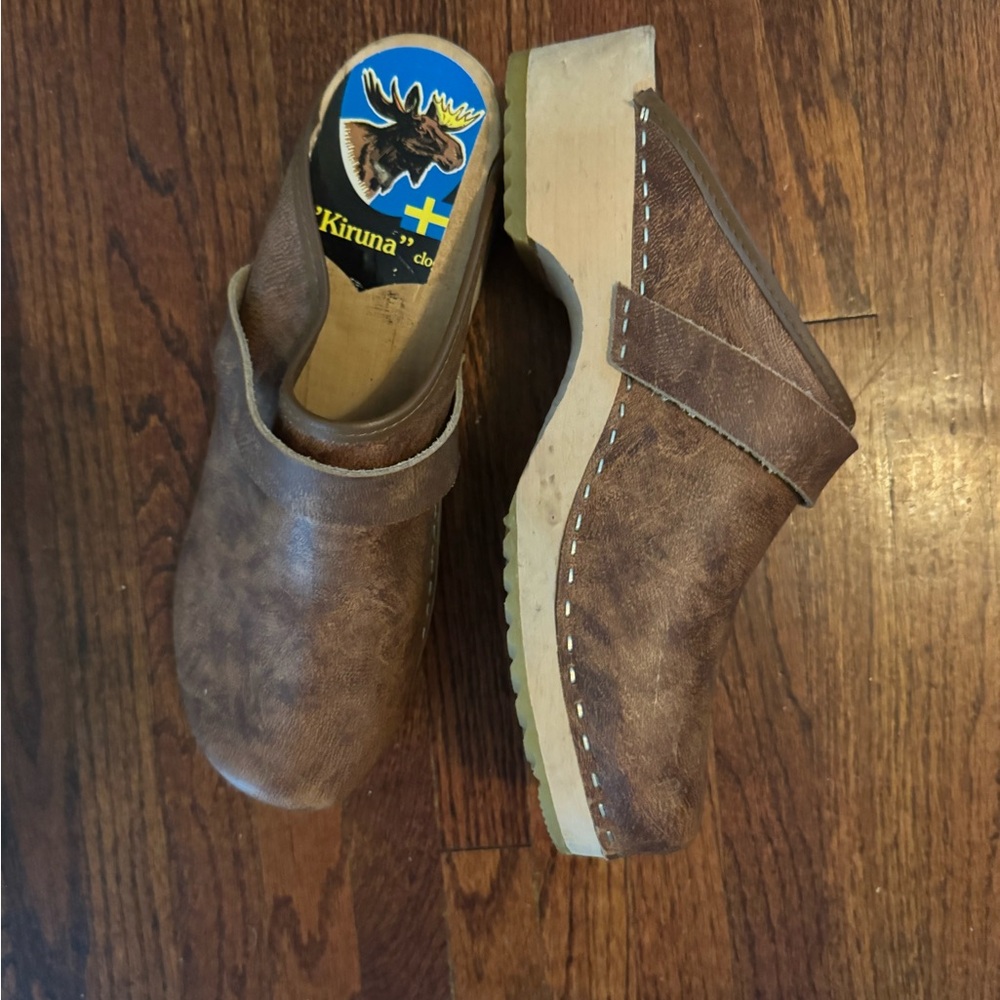 “Kiruna” brown textured Swedish Clogs - Picture 2 of 4